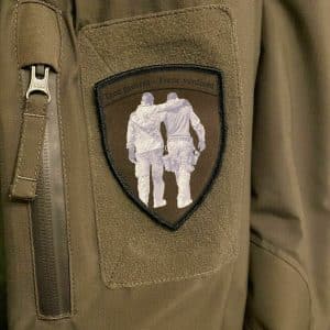 1822675870-300x300 Ärmelpatch auf Einsatzjacke mit Veteranensymbol