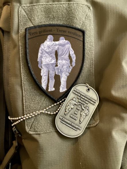 768-1024-1 Ärmelpatch auf Einsatzjacke mit Veteranensymbol