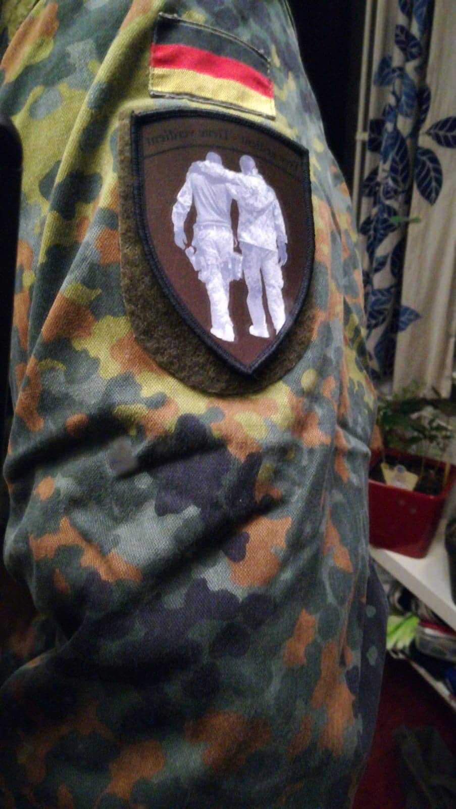 817bd014-4bcc-4155-bad9-86ddb7ace5ed Ärmelpatch auf Einsatzjacke mit Veteranensymbol