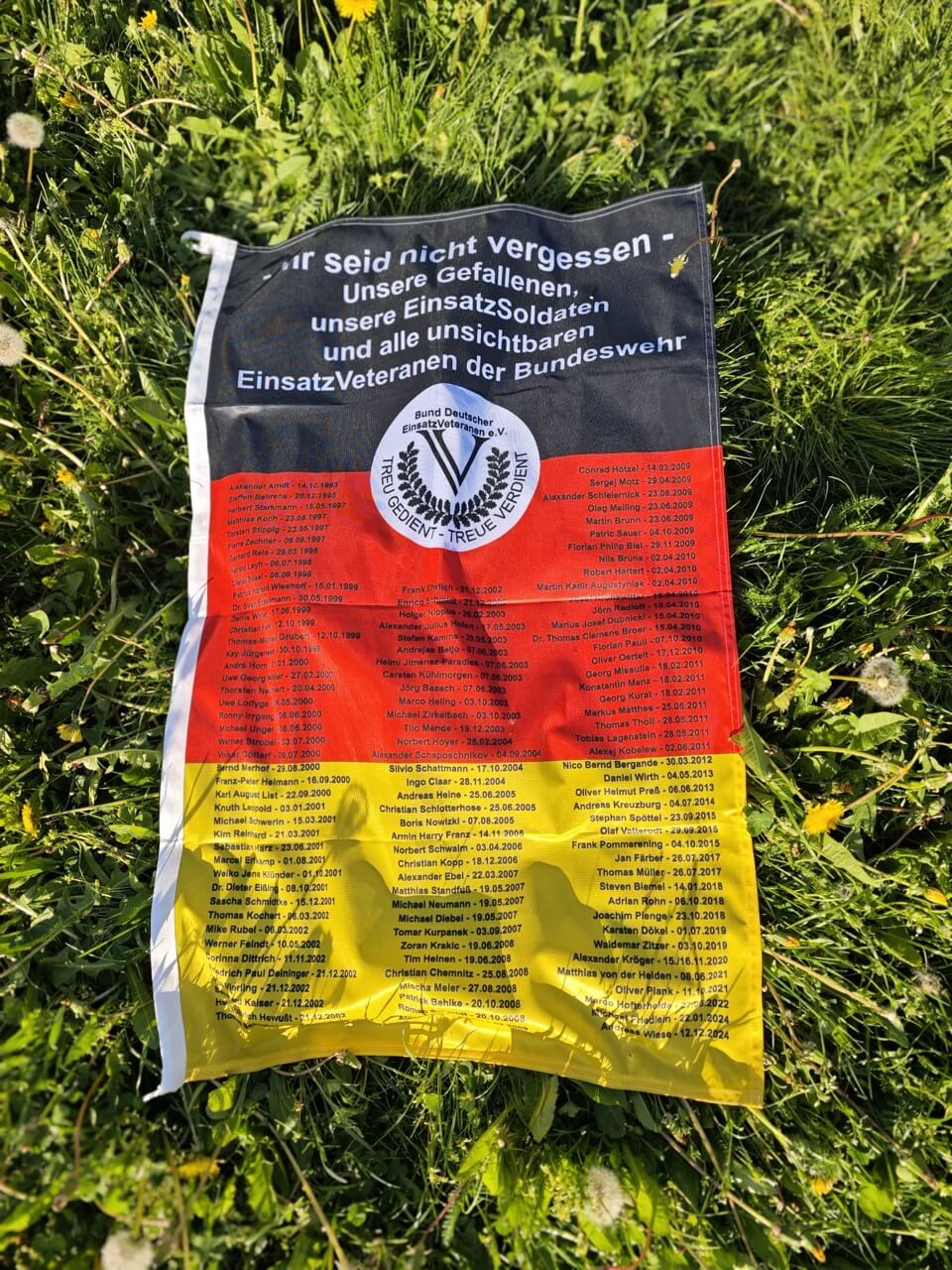 Gedenkbanner für gefallene Einsatzsoldaten
