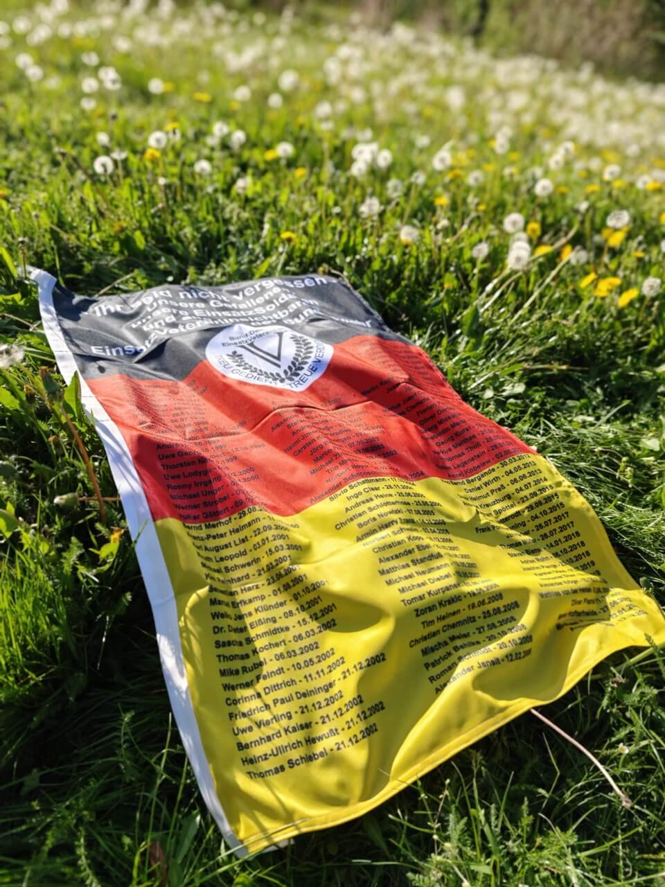 Veteranen-Gedenkflagge in Schwarz-Rot-Gold