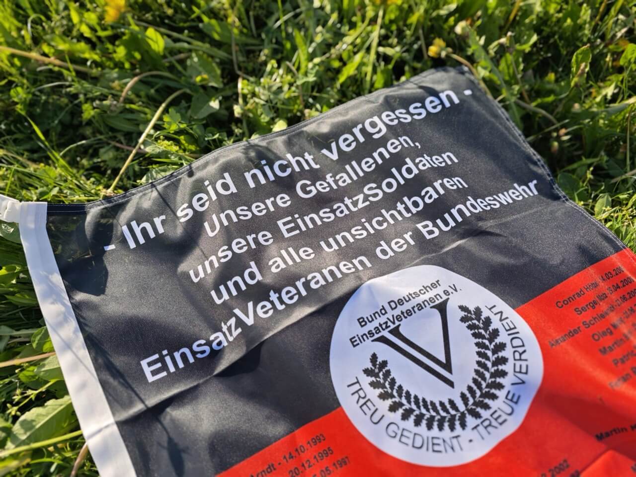 Banner zum Gedenken an gefallene Kameraden