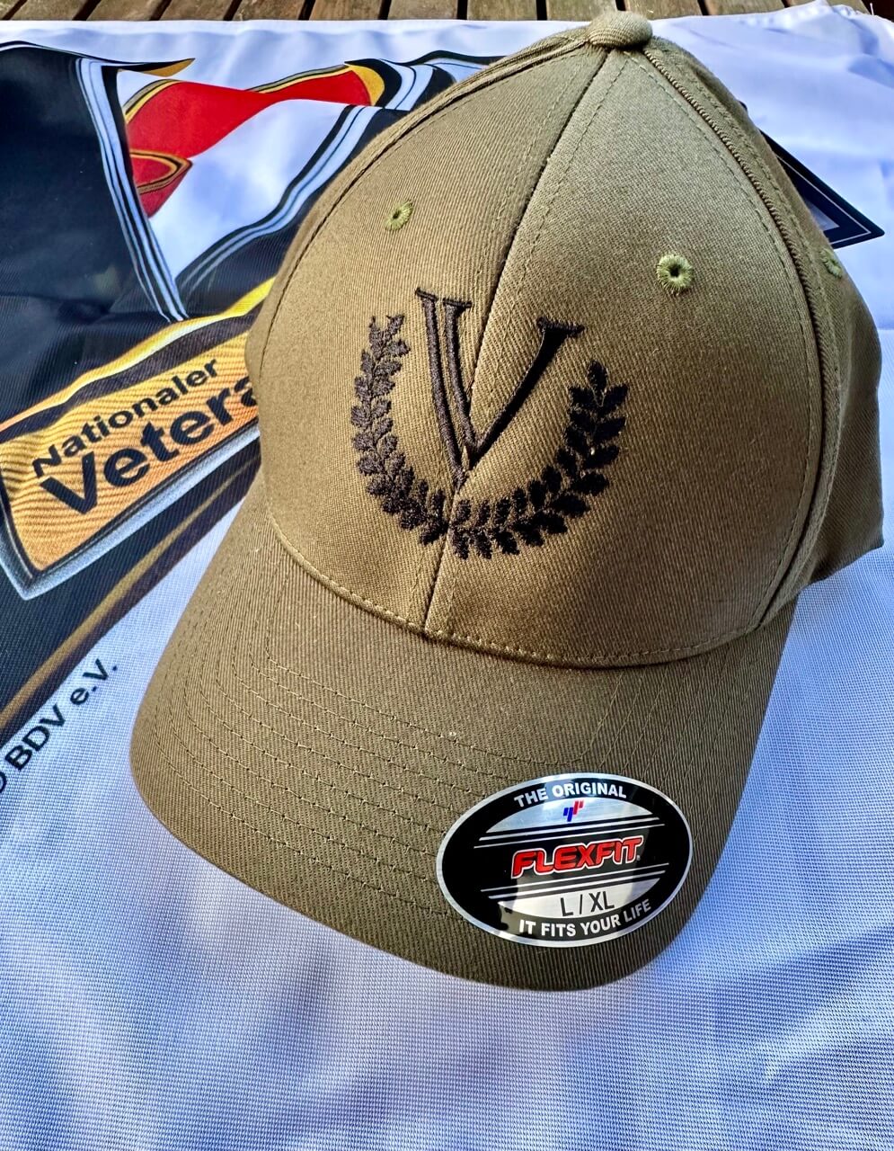 Sandfarbene Veteranen-Cap mit Vereinslogo