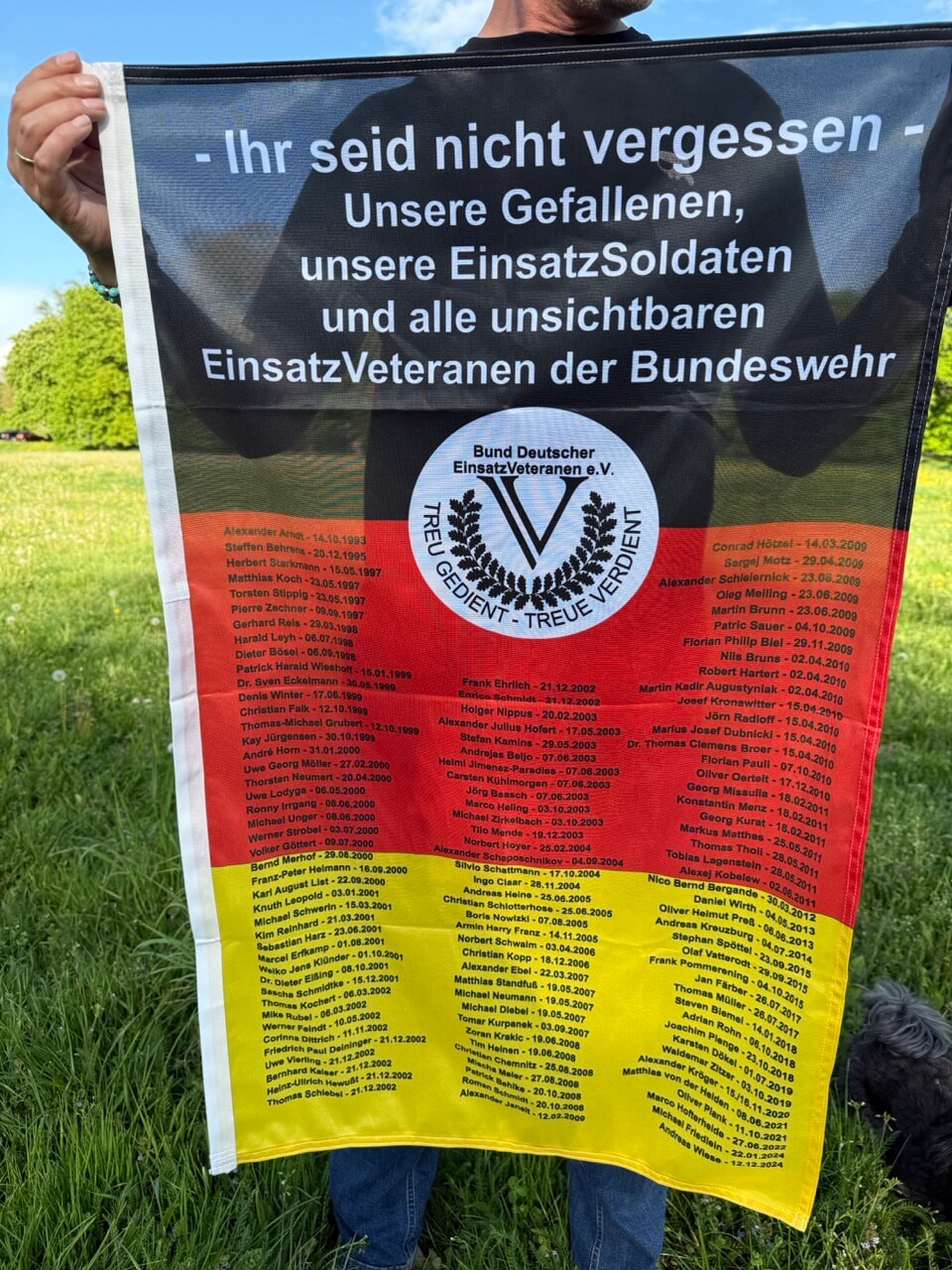 Gedenkbanner für gefallene Einsatzsoldaten der Bundeswehr