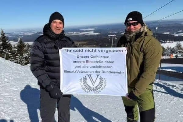 Unterstützer des BDV mit Spendenbanner für Einsatzveteranen