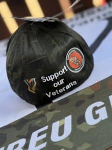 IMG_9418-225x300 Schwarze Cap mit Schriftzug „Support our Veterans“